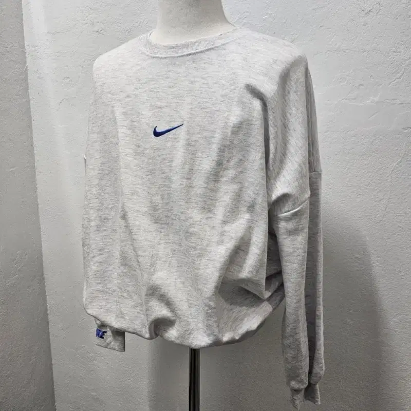 NIKE ITALY 라이트 그레이 맨투맨 여 66/77 J2988